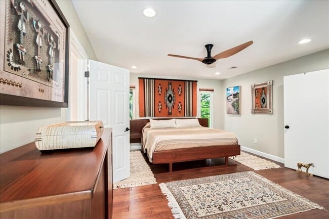 Building Photo - 7001 Danwood Dr