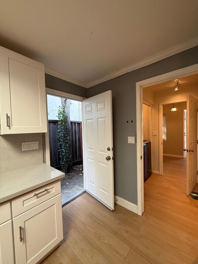 Building Photo - 33 Mary Ct