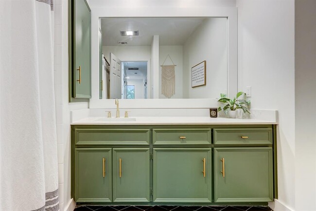 Building Photo - 5609 Courtyard Cove