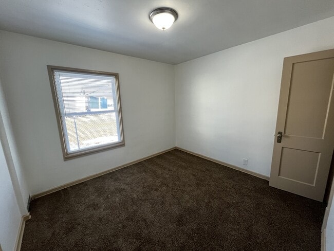 Building Photo - 412-412 N Lake St