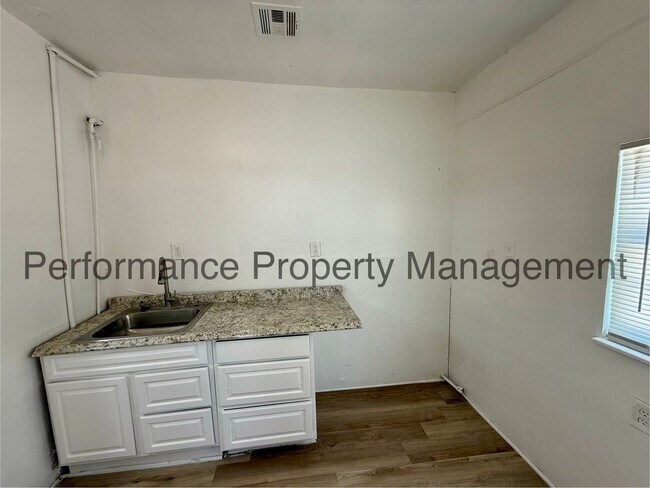 Building Photo - 3703 Eucalyptus Dr