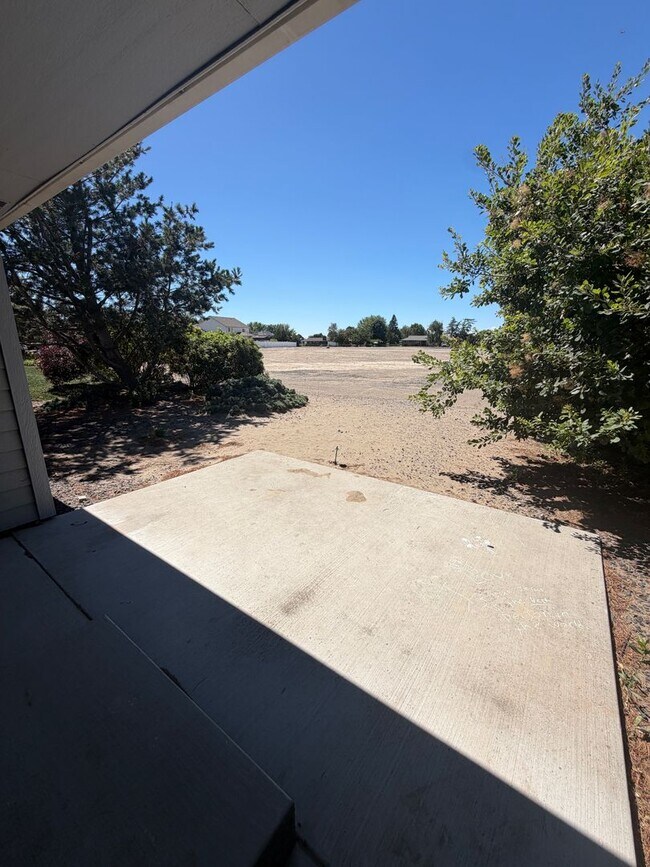 Building Photo - Large Duplex, Pelican Pointe Area