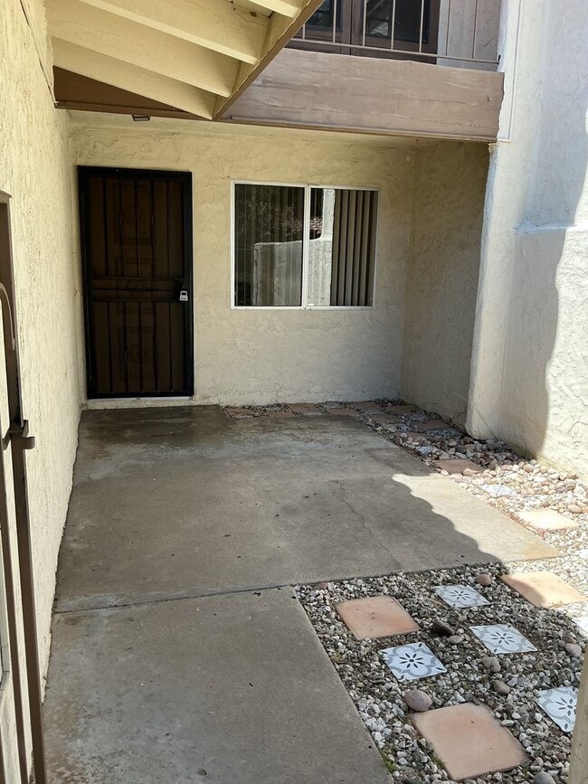 Building Photo - Townhome 3 bedroom 2 bath