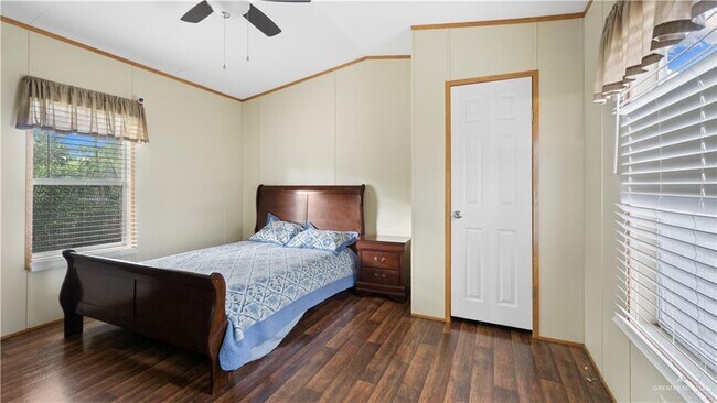 Building Photo - 10 Fern Ave W