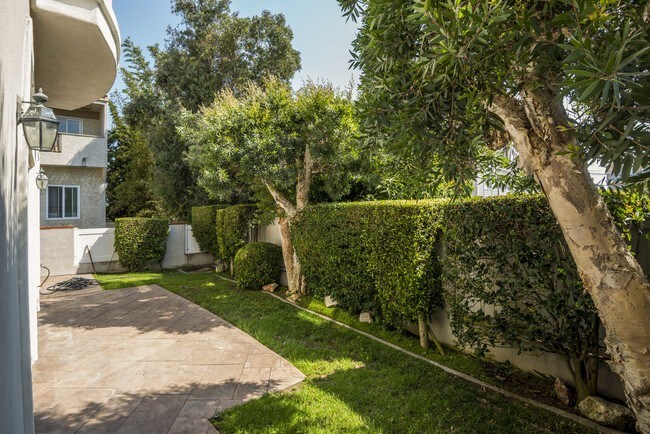 Building Photo - 513 N Juanita Ave