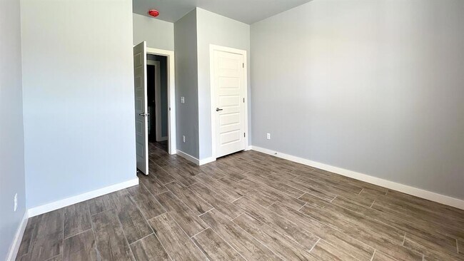 Building Photo - 1724 Salma Rd