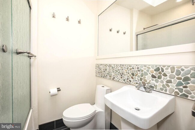 Building Photo - 225 Parker St NE