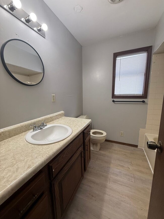 Building Photo - Available Now 2 bedroom 2 bath duplex!