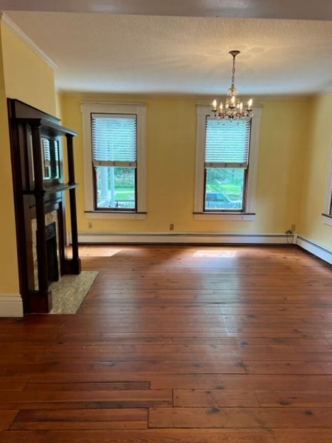 Building Photo - Beautiful 4 Bedroom 2 Bath House now Avail...