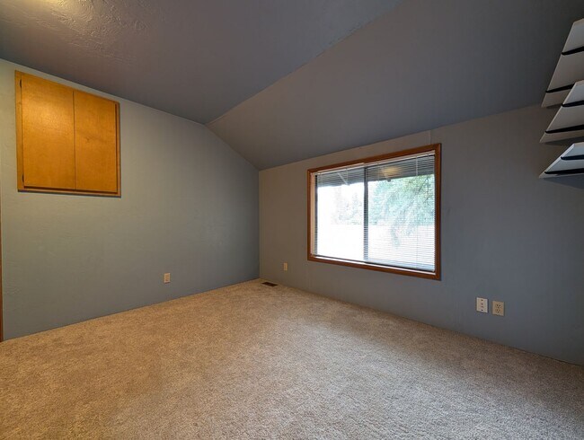 Building Photo - Fantastic 4 Bedroom, 2 Bath Home In The Thurston Area Of Springfield!