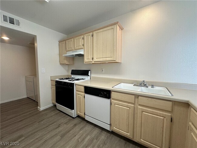 Building Photo - 1634 Coyote Run Dr