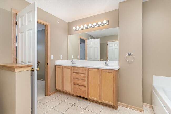 Building Photo - 2 Bed | 2 Bath in The Lakes of Blaine
