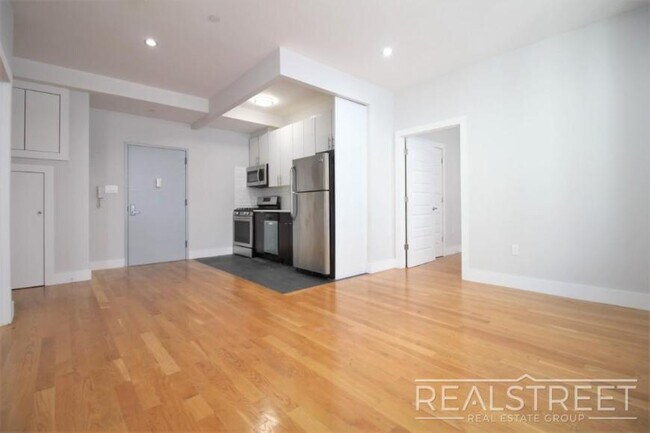 Building Photo - 2 bedroom in ELMHURST NY 11373