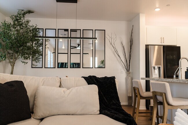 Building Photo - 36351 Elizabeth Ln