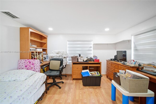 Building Photo - 1314 W 80th St