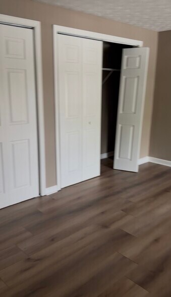 Building Photo - 4293 Parkview Ct