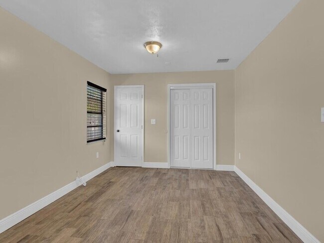 Building Photo - 6113 Yucca Dr