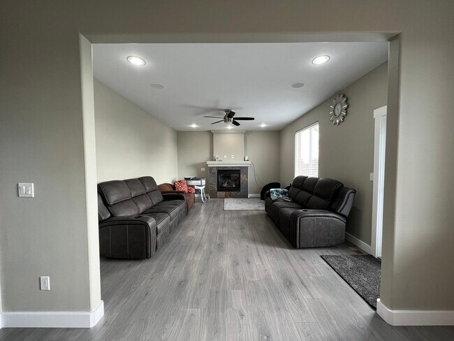 Building Photo - 2655 Glenmore St