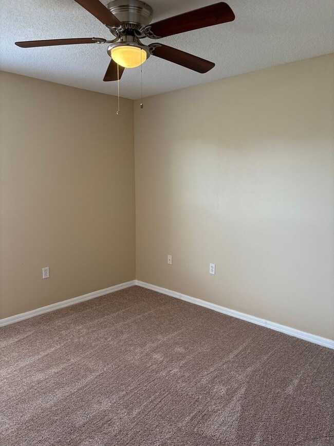 Building Photo - Beautiful 4 Bedroom, 2 Bath Split-Floor-Plan Home in Lakeside — Kissimmee, FL