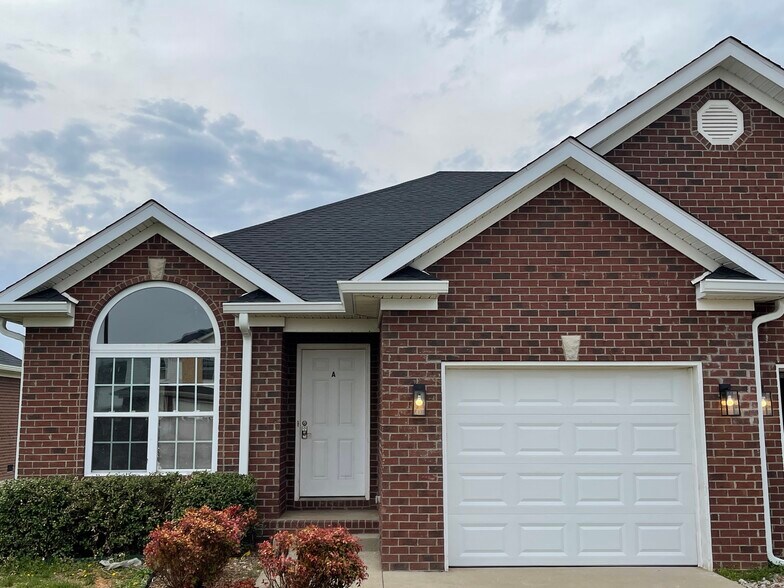 Building Photo - 717 Village Creek Dr