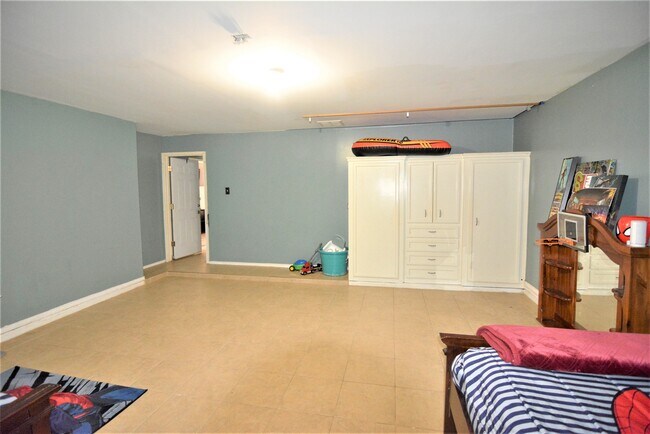 Building Photo - 7423 River Pines Dr