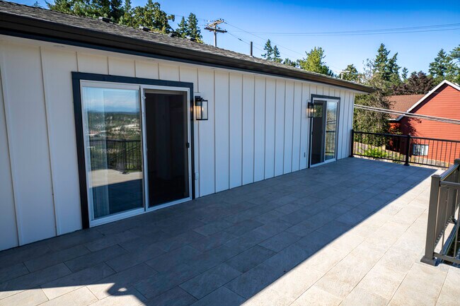 Building Photo - 4685 Riverview Ave