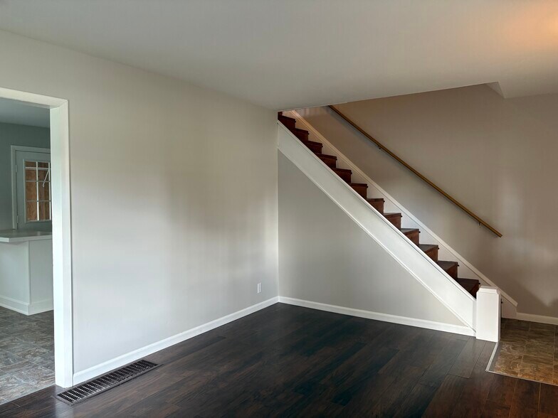 Building Photo - 332 W High St