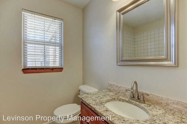 Building Photo - 3 br, 2 bath House - 807 S Littler Ave