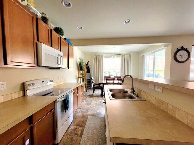 Building Photo - Bright, Spacious 4 bedroom in Poulsbo