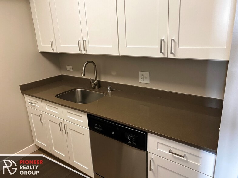 Building Photo - 2551 N Clark St