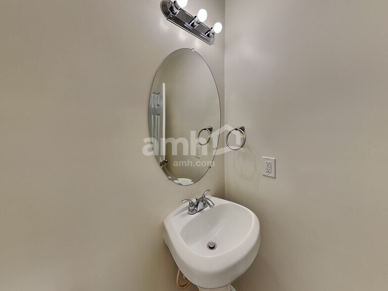 Building Photo - 2425 Valley Creek Dr
