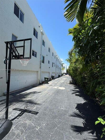 Building Photo - 10085 Bay Harbor Ter