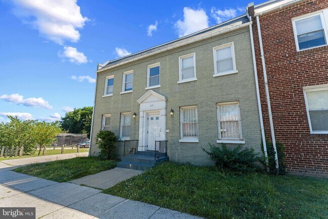 Building Photo - 217 19th St NE