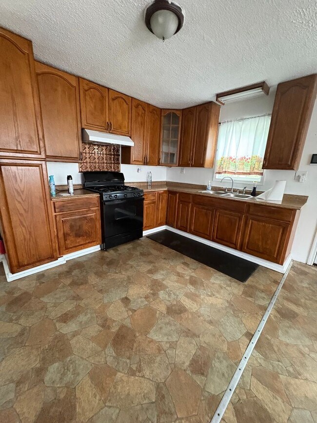 Building Photo - 3 Bedroom/1 bath House includes wi-fi, lawncare and security alarm