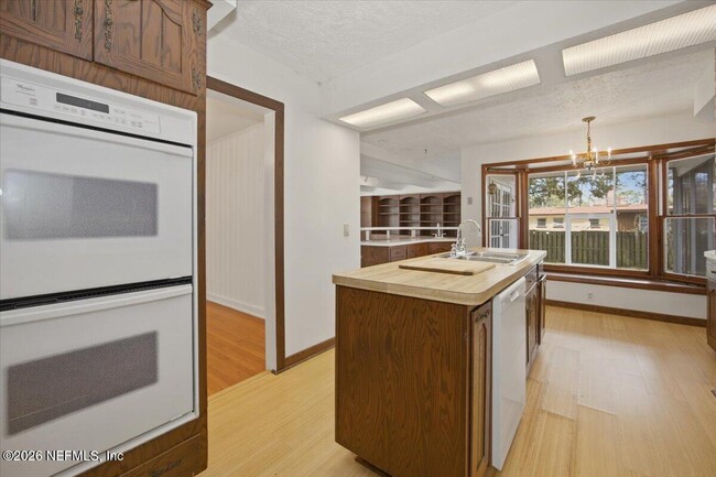 Building Photo - 2214 Larry Dr