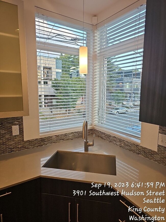 Building Photo - West Seattle townhome - 3 bedroom 3.5 bath...