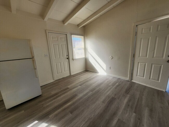 Building Photo - 6667 Desert Queen Ave