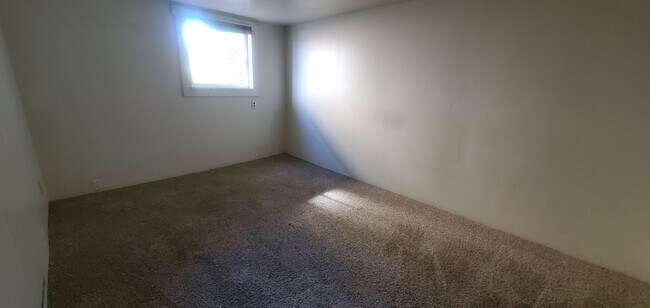 Building Photo - 1/2 off first month! 6bd/2bath House