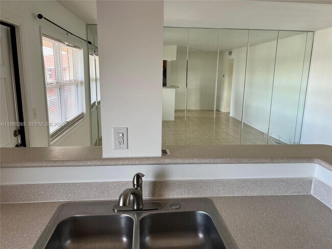 Building Photo - 5050 Bayview Dr