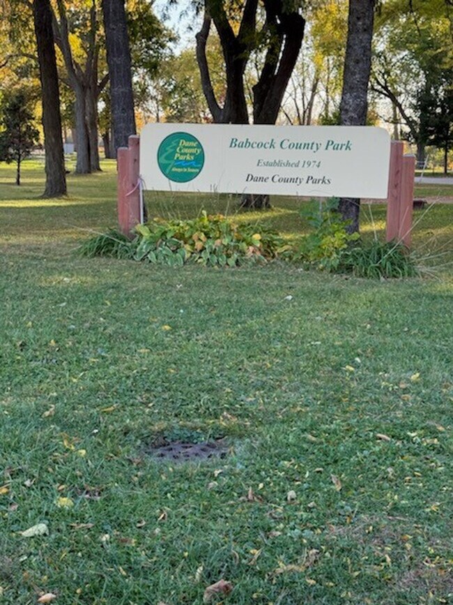 Building Photo - 5913 Lake Edge Rd