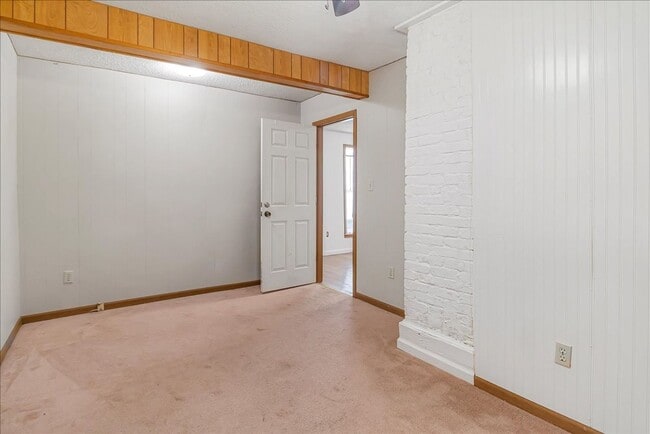 Building Photo - short term lease available