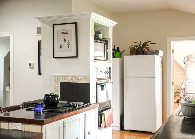 Building Photo - 4 Matisse Dr