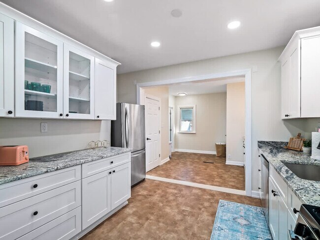 Building Photo - 2001 Tampa Ave