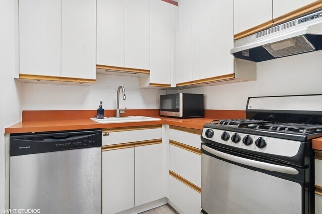 Building Photo - 850 N Dewitt Pl