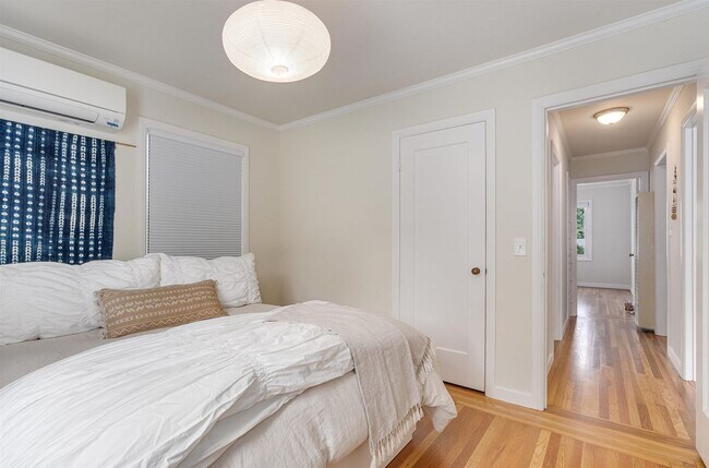 Building Photo - Alta Heights Beautifully Renovated Cottage