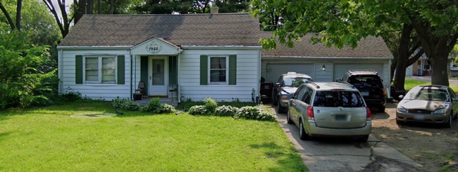 Building Photo - 3 Bedroom 2 Bath House with Attached Garage