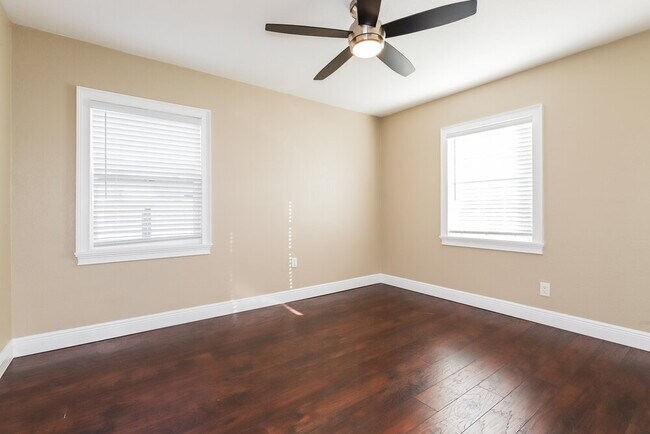 Building Photo - 10209 N Fleetwood Dr