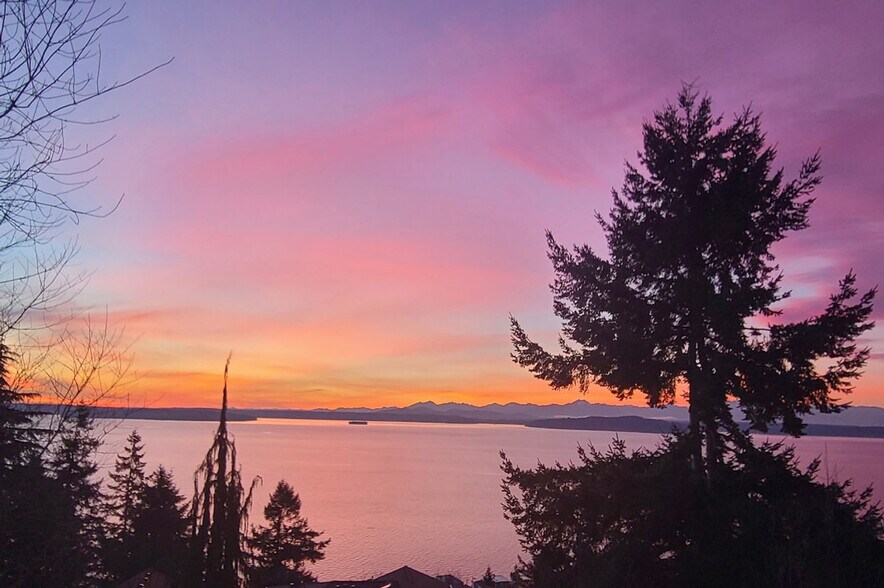 Building Photo - 4091 Hillcrest Ave SW