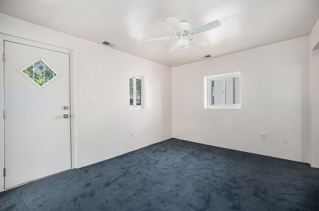 Building Photo - Fantastic House In Desirable Englewood Neighborhood