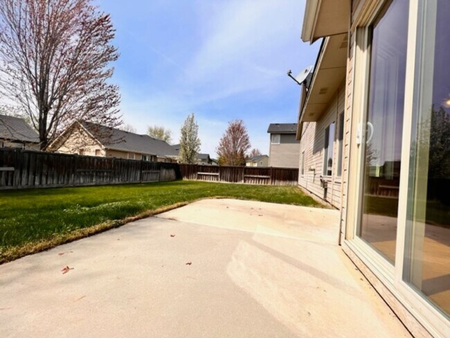 Building Photo - 1935 W Marten Creek Dr